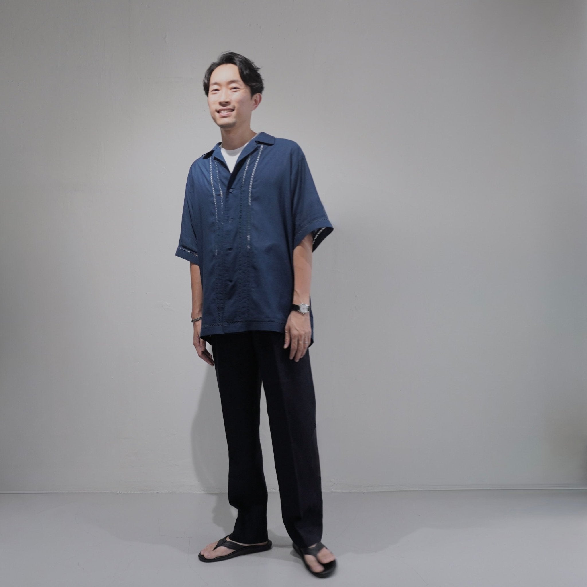 夏の上質を纏う——360gのリネンが叶える、優雅なトラウザーズ。 - apartir Online Store