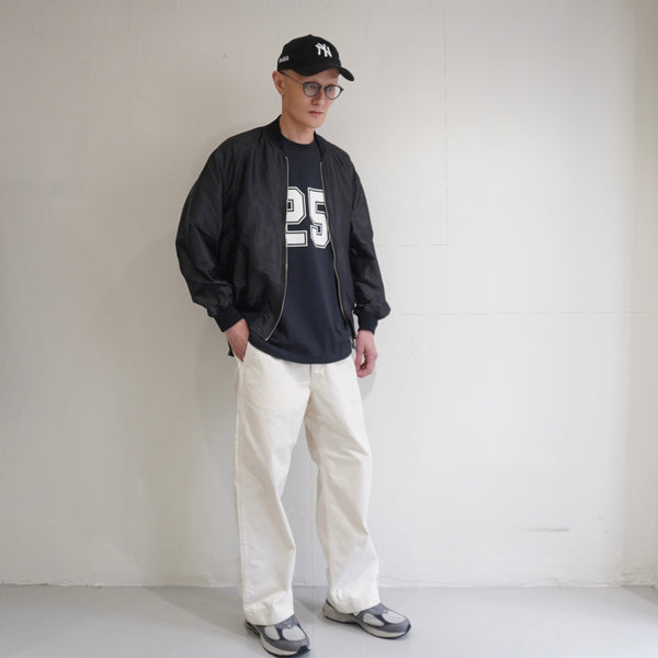 Tシャツに一枚羽織るだけで、大人の初夏が完成する。