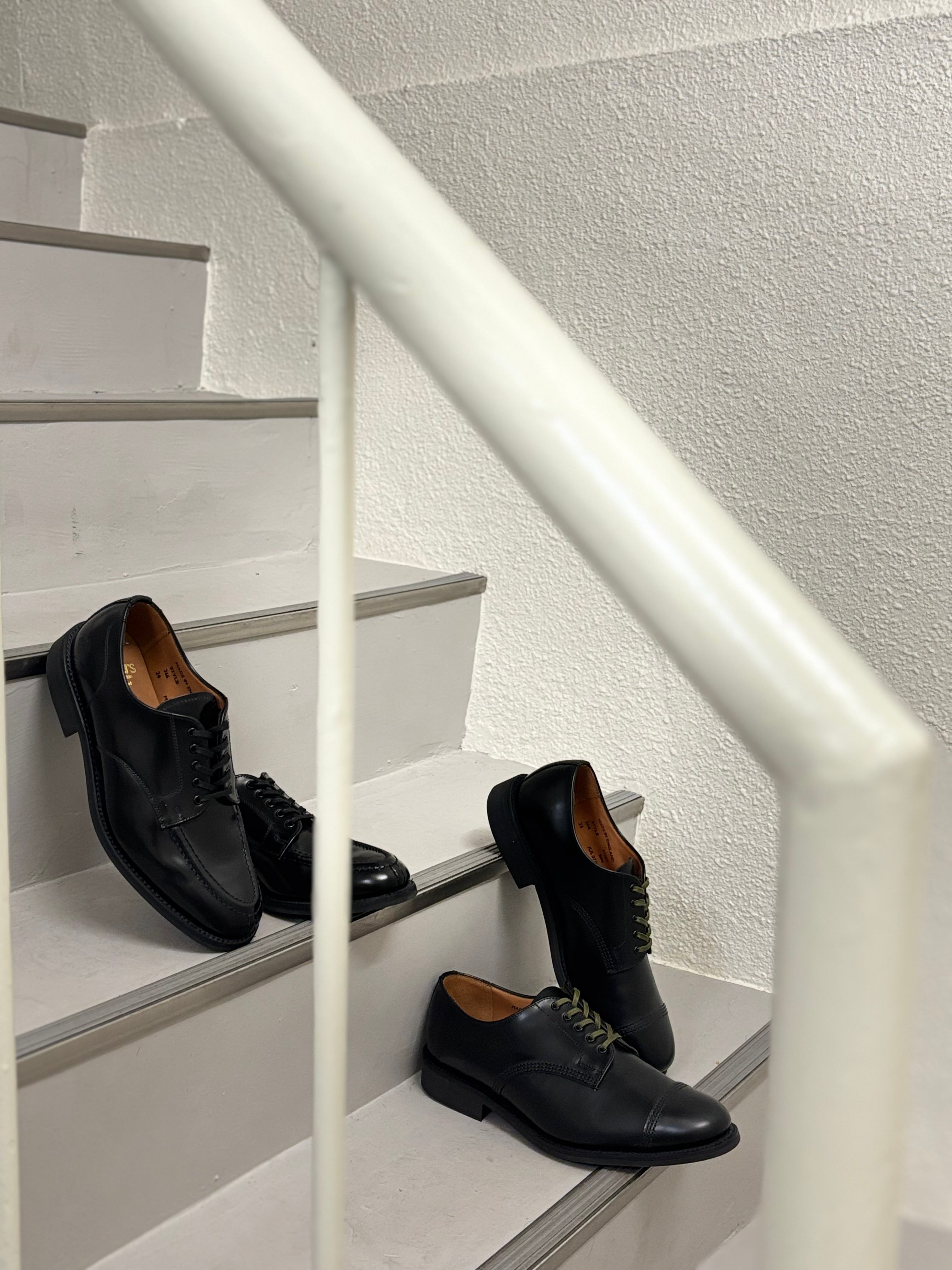 SANDERSの靴が、日常の服を少しだけ丁寧にする。