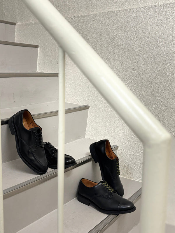 SANDERSの靴が、日常の服を少しだけ丁寧にする。