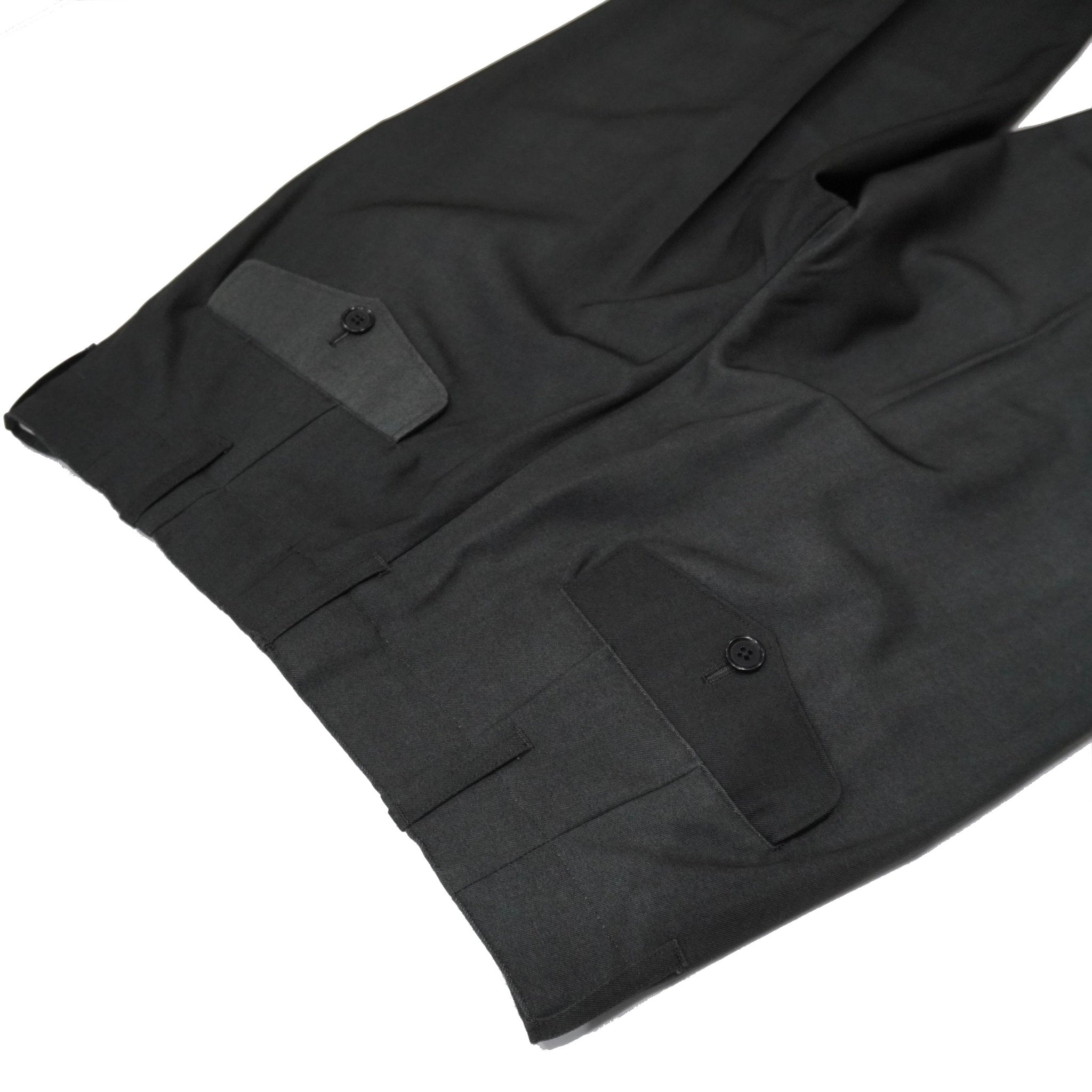 レザージャケットに合わせたい、少し特別なチャコールグレー。BRU NA BOINNE Marus Nebula Trousers