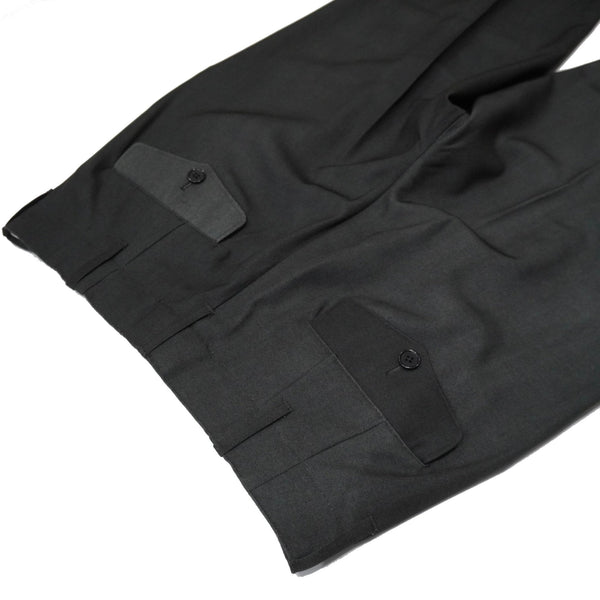 レザージャケットに合わせたい、少し特別なチャコールグレー。BRU NA BOINNE Marus Nebula Trousers