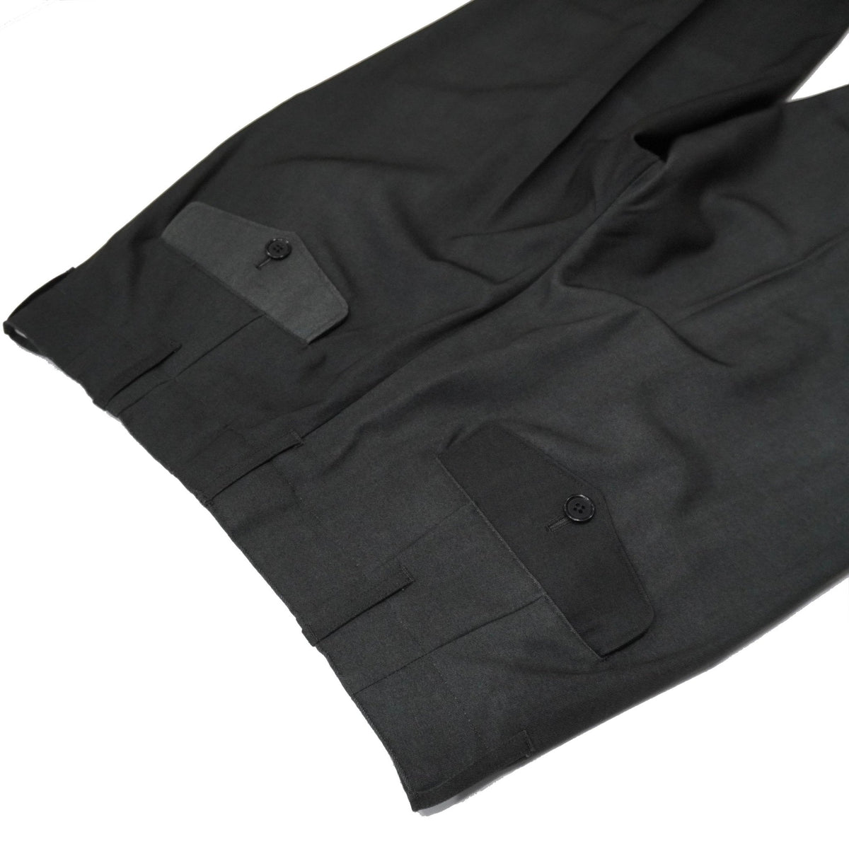 レザージャケットに合わせたい、少し特別なチャコールグレー。BRU NA BOINNE Marus Nebula Trousers