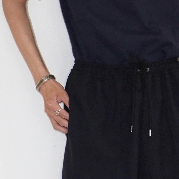 [Scye] Polyester Serge Drawstring Trousers サイ ポリエステル サージ ドローストリング トラウザーズ - apartir Online Store アパルティール セレクトショップ