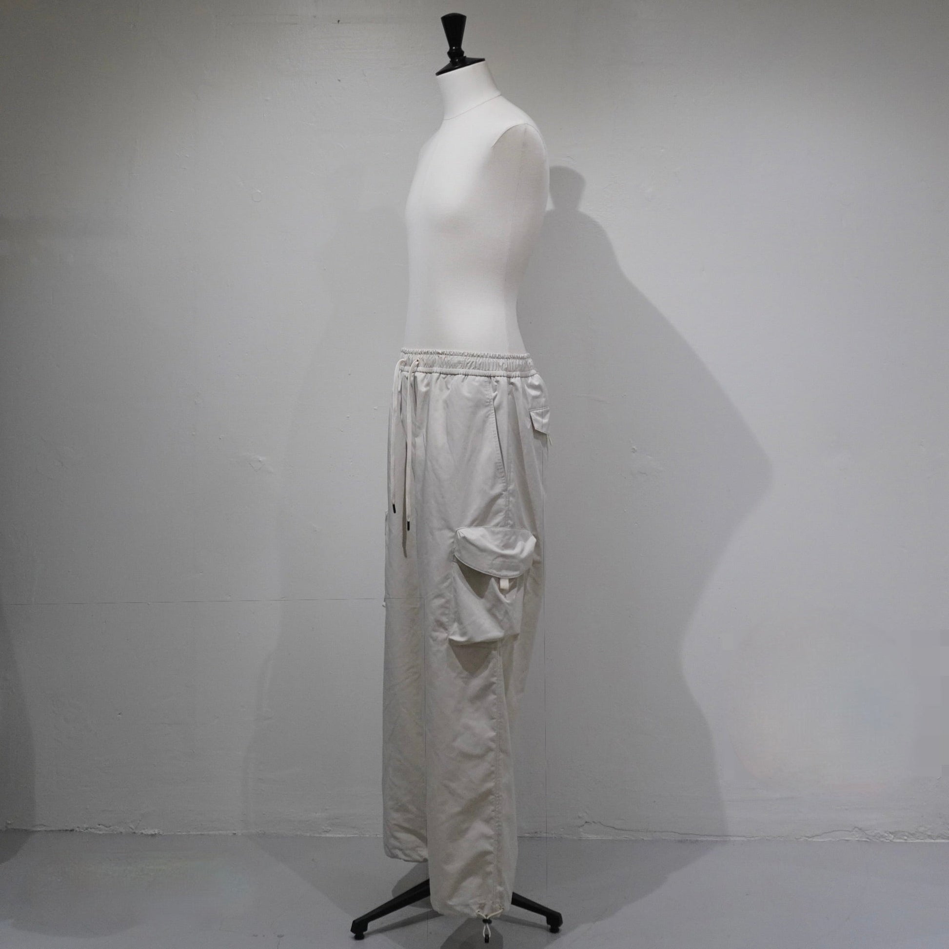 [SCYEBASICS] High Density Mil Cloth Cargo Trousers - apartir Online Store アパルティール セレクトショップ