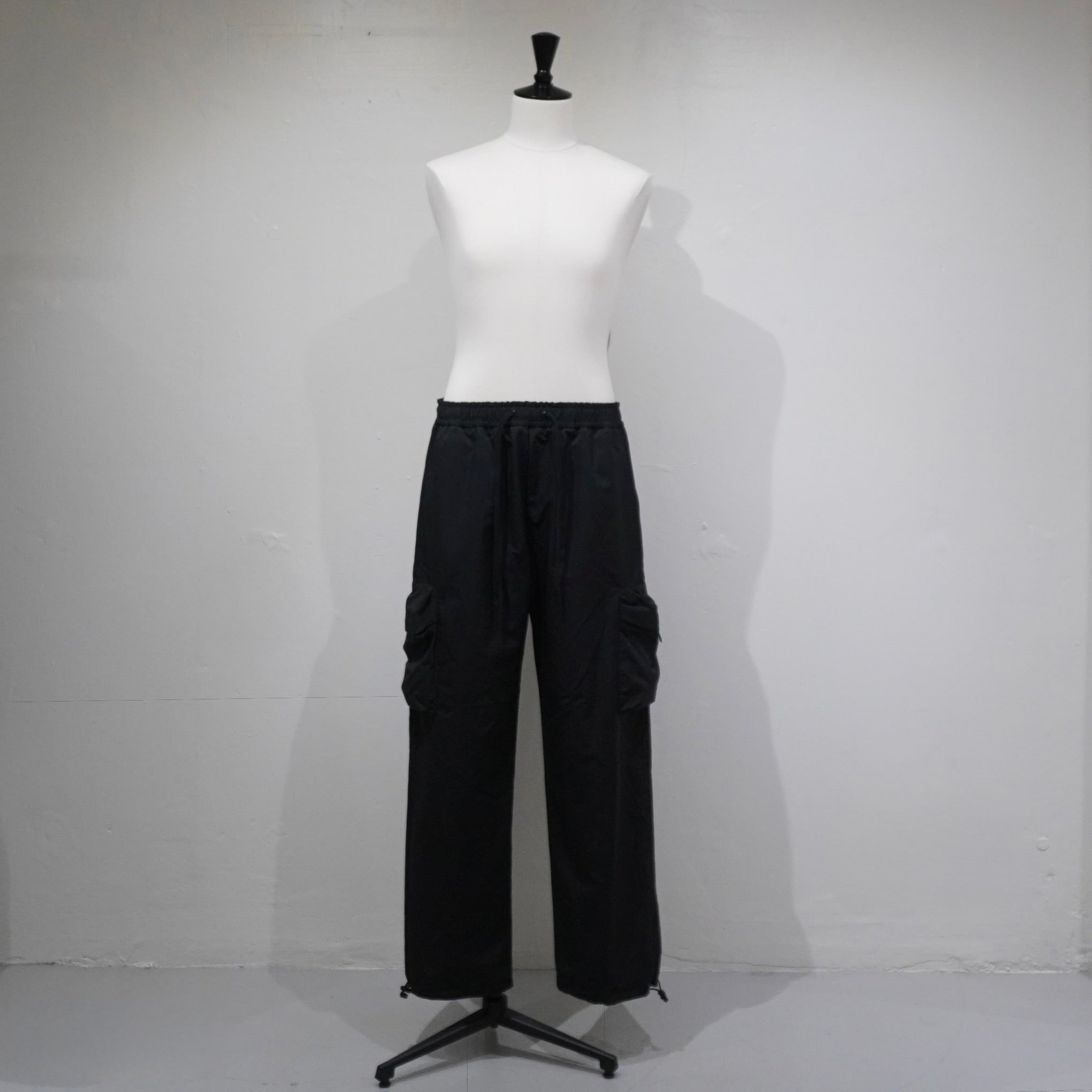 [SCYEBASICS] High Density Mil Cloth Cargo Trousers - apartir Online Store アパルティール セレクトショップ