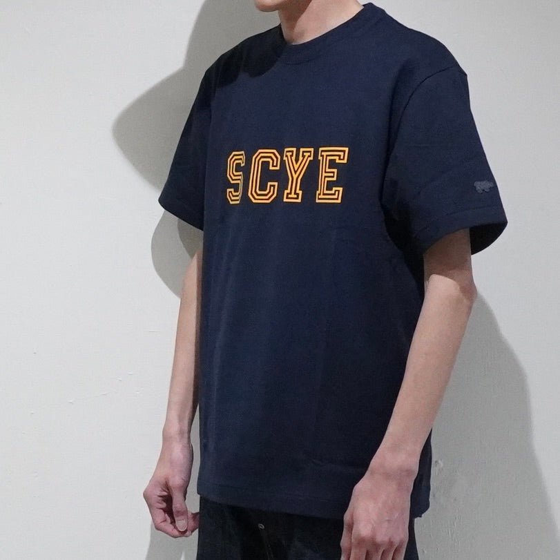 [SCYE BASICS] Logo - Flocked T-Shirt サイベーシックス ロゴ フロッキープリントTシャツ - apartir Online Store アパルティール セレクトショップ