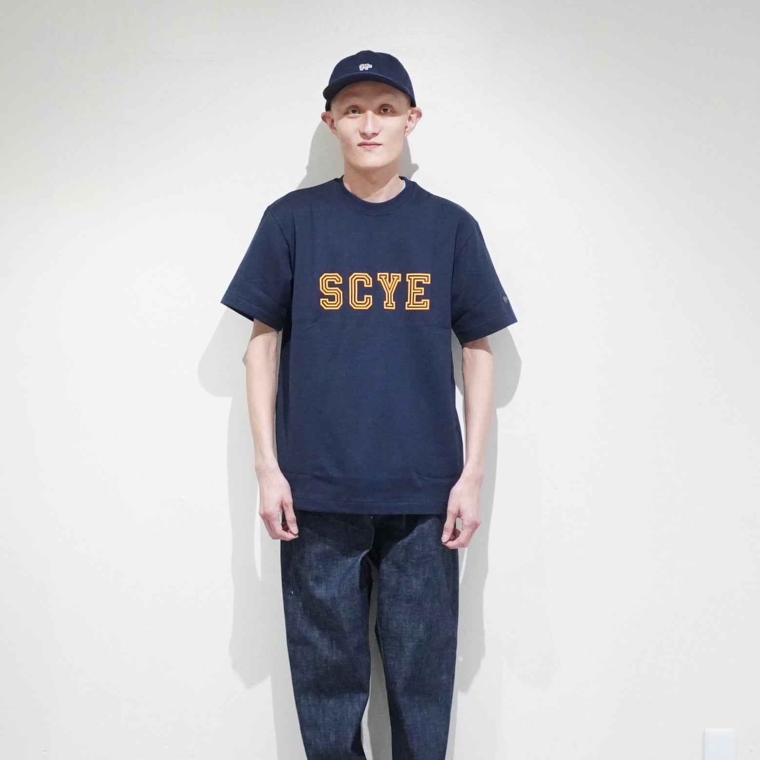 [SCYE BASICS] Logo - Flocked T-Shirt サイベーシックス ロゴ フロッキープリントTシャツ - apartir Online Store アパルティール セレクトショップ