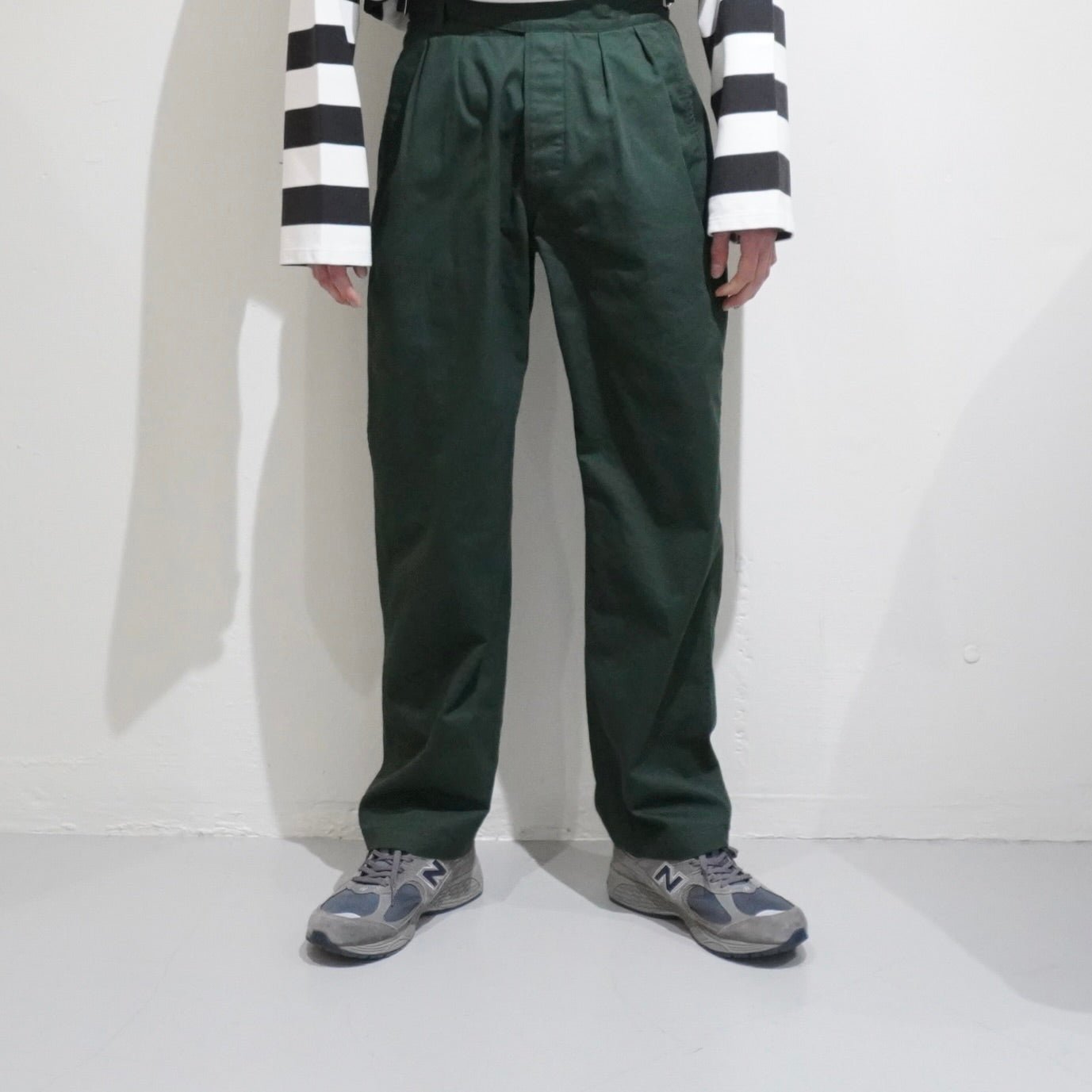 [LENO] SIDE BELTED GURKHA TROUSERS MENS リノ グルカトラウザーズ メンズ - apartir Online Store アパルティール セレクトショップ